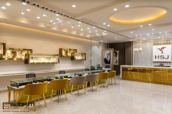 Hệ thống đèn cùng ánh sáng trong thiết kế showroom đóng vai trò quan trọng trong việc làm nổi bật sản phẩm